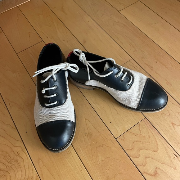Leather/canvas lace up loafers.  Cream/blue size5. Excellent condition - Picture 1 of 4